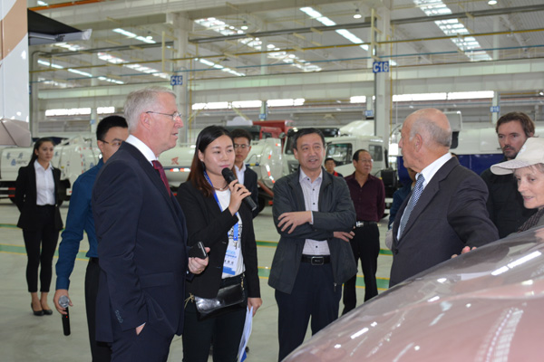 瑞士索羅圖恩州政府代表團考察甘肅建投專用汽車生產(chǎn)基地